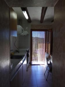 cocina con fregadero, mesa y ventana en Cal Estevet en Arboli
