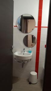 ニコロージにあるEtnaSpecialのバスルーム(洗面台、鏡、トイレ付)