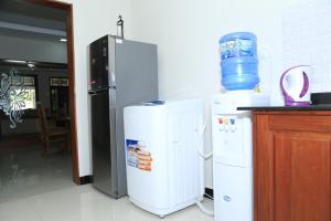 una cucina con 2 frigoriferi e un serbatoio d'acqua di Superior rest a Jaffna