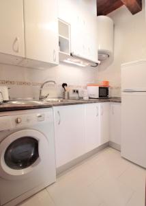 Kuchyňa alebo kuchynka v ubytovaní Apartamentos Alcantara