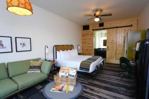 een hotelkamer met een bed en een bank bij Cavalry Court, by Valencia Hotel Collection in College Station