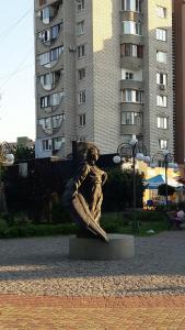 uma estátua de um homem segurando um taco de beisebol em Апартаменты в центре em Cherkasy