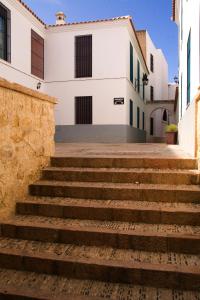 un grupo de escaleras frente a un edificio en Apartamentos la Fuente en Córdoba