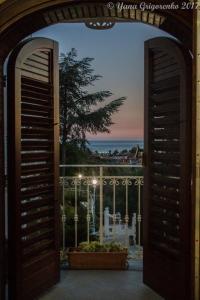una puerta abierta a un balcón con vistas al océano en Il Paradiso Di Hyele, en Ascea