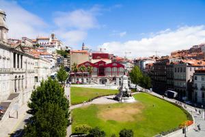 ポルトにあるLiiiving in Porto | Ribeira Boutique Apartmentの建物が立ち並ぶ都市の中の公園