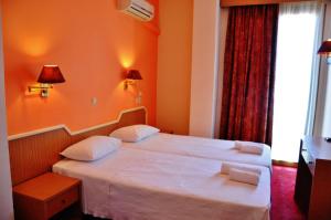 Ένα ή περισσότερα κρεβάτια σε δωμάτιο στο Ξενοδοχείο Ηνίοχος