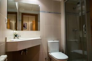 A bathroom at Hostal Casa Manolo Még 12 kép