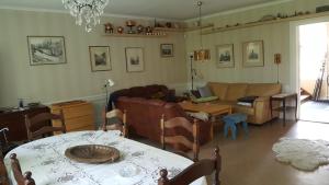 a living room with a couch and a table at Solmyra 56 Gästhem in Solmyra