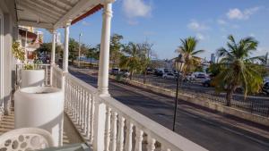 een balkon van een huis met uitzicht op een straat bij Hotel Santa Cecilia B&B in Cartagena