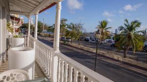 un balcón de una casa con vistas a la calle en Hotel Santa Cecilia B&B, en Cartagena de Indias