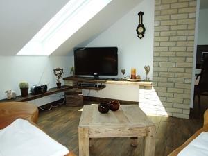 a living room with a tv and a coffee table at Ferienwohnung Kranichzug in Kargow