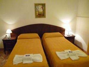 een hotelkamer met twee bedden met handdoeken erop bij Belvedere Hotel para Adultos in Santa Rosa de Calamuchita