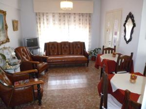 een woonkamer met lederen stoelen en een bank bij Belvedere Hotel para Adultos in Santa Rosa de Calamuchita