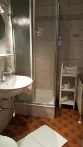 克拉姆萨赫Ferienwohnungen Freundsheim的浴室配有淋浴和洗手池 更多54张照片