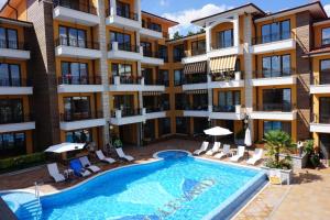un immeuble d'appartements avec une piscine devant dans l'établissement Boulevard Sea Residence, à Sunny Beach