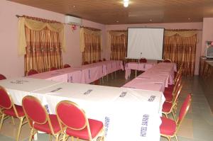 The business area and/or conference room at Hotel Safari COTONOU