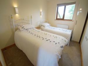 מיטה או מיטות בחדר ב-LLanddewi Retreat