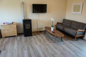 un salon avec un canapé et une table dans l'établissement The Fig Boutique Suites, à Salir de Porto