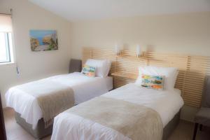 une chambre avec deux lits avec des draps blancs dans l'établissement The Fig Boutique Suites, à Salir de Porto 15 autres photos