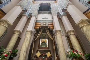 una vista desde la parte superior de un edificio con columnas en Dar victoria en Fez