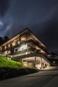 une maison avec une façade éclairée la nuit dans l'établissement Das Bergjuwel, à Auffach