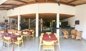 a restaurant with tables and chairs in a room at Hotel Casa Vínculos in Estelí