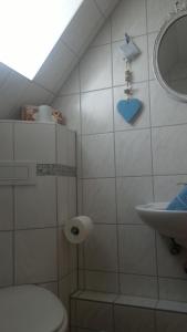 a bathroom with a toilet and a sink at Zum Storchennest in Kemnitz