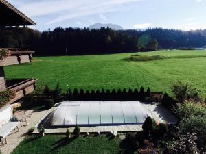 克拉姆萨赫Ferienwohnungen Freundsheim的有草坪的花园和有树木的田野