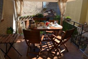 un tavolo e sedie seduti su un balcone di Il Giardino Roccioso a Ravenna