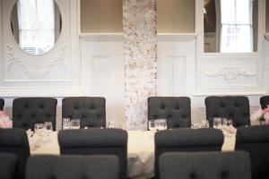 uma sala de reuniões com uma mesa e cadeiras numa sala em Hotel Laurance em Luray