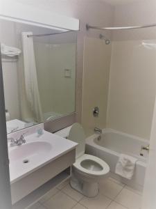 uma casa de banho com um lavatório, um WC e uma banheira em Microtel Inn & Suites by Wyndham em Sandston