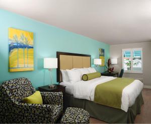 una stanza d'albergo con un letto e una sedia di Silver Palms Inn a Key West