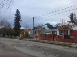 una calle vacía en un pueblo con un edificio rojo en Alojamiento Dell Acqua en Santa Rosa de Calamuchita