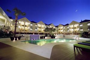 una piscina di fronte a un hotel di notte di Silver Palms Inn a Key West