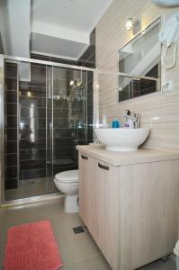 ein Badezimmer mit Waschbecken, Dusche und Toilette in der Unterkunft Apartments Zukovac in Tivat