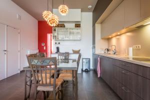 kuchnia i jadalnia ze stołem i krzesłami w obiekcie Guesthouse De Roode w Brugii