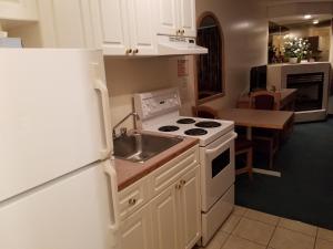 
A kitchen or kitchenette at Western Budget Motel West Red Deer
