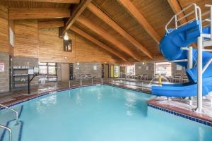 einem Pool mit Rutsche in einem Gebäude in der Unterkunft AmericInn by Wyndham Fargo West Acres in Fargo