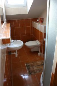 Un baño pequeño con inodoro y lavabo. en Dolinka Holiday Home, en Levoča 15 fotos más