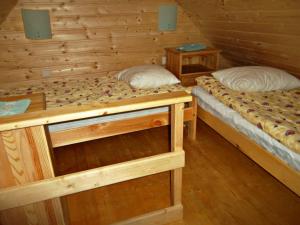 una camera con 2 letti in una baita di tronchi di Kotka Housing-FreeParking a Pärnu