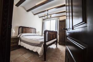 Un dormitorio pequeño con una cama y una ventana. en Apartamentos Cine Capicol, en Albarracín