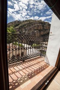 - Balcón con vistas a la montaña en Apartamentos Cine Capicol, en Albarracín