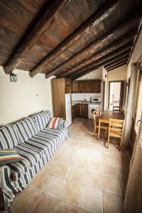 una sala de estar con un sofá y una mesa en Apartamentos Cine Capicol, en Albarracín