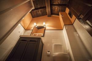 vistas a un baño con aseo en Apartamentos Cine Capicol, en Albarracín