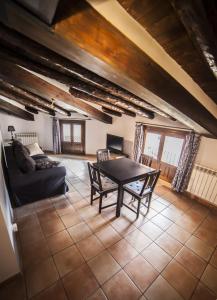 una sala de estar con una mesa y un sofá en Apartamentos Cine Capicol, en Albarracín 28 fotos más
