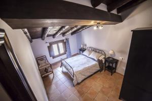 Una vista aérea de un dormitorio con una cama. en Apartamentos Cine Capicol, en Albarracín