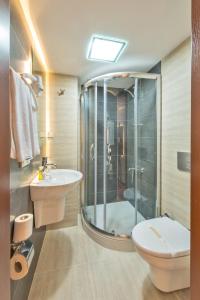 A bathroom at Erbazlar Hotel Még 37 kép