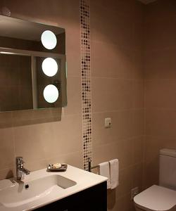 uma casa de banho com um lavatório, um WC e um espelho. em Casa de Campo S. Torcato - Moradal - Turismo Espaco Rural em Estreito