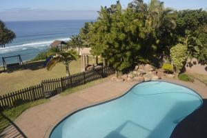 Utsikt över poolen vid Beach Retreat Guesthouse eller i närheten