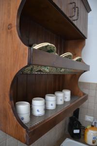 マンドゥーリアにあるL'Antica Casa Di Cosmaritaの台所の棚に一杯